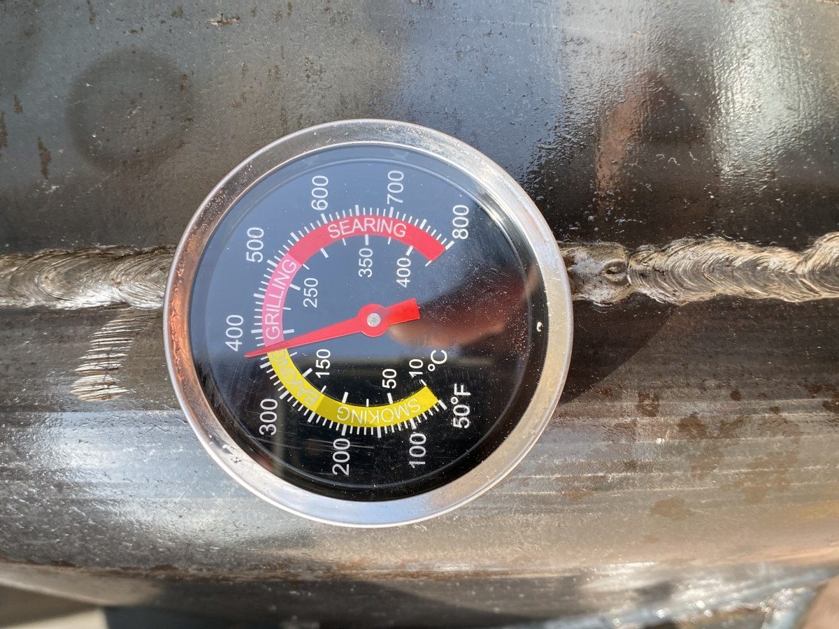 Macro del termómetro integrado en la tapa, con doble escala en Fahrenheit y Celsius